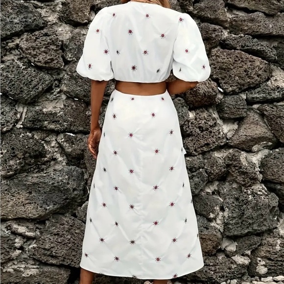 Vibrant White Floral Puff Sleeve Dress - Chic V-Neck & Trendy Cut-Outs Sz S NWT - Picture 2 of 10